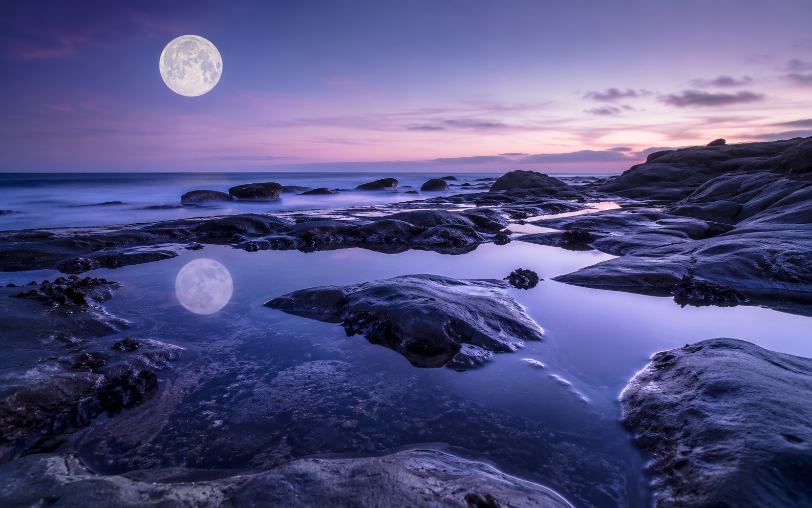 Reading the Tide: Why Coastal Locals Plan Around the Moon
